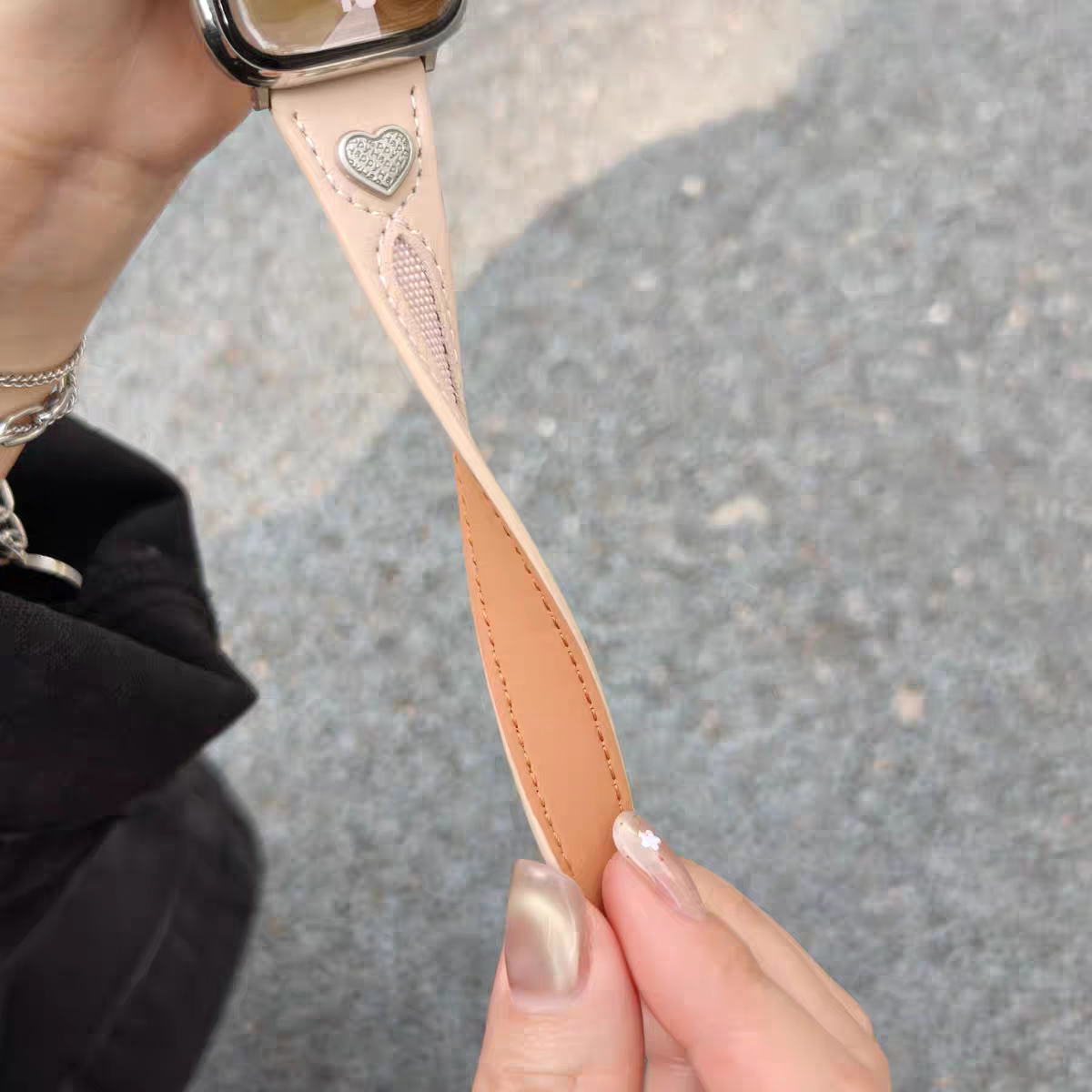 Suitable for the entire Apple Watch series, heart-shaped hollow genuine leather strap, magnetic clasp adjustment, suitable for women